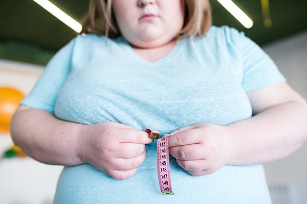 obezite hastası kadın bel ölçüsü alıyor